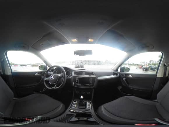 2019 Volkswagen Tiguan S с VIN 3VV1B7AXXKM140285, выставлен на аукционе IAAI как лот 42477921 с пробегом 64 635 миль миль и . История ставок и продаж доступна на DreamBid. Изображение 19.