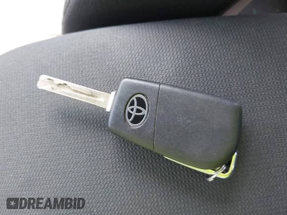 2024 Toyota Corolla LE z VIN 5YFB4MDE8RP133621, wystawiony jako IAAI lot #42897073 z przebiegiem 18 157 mil mil oraz . Historia ofert i sprzedaży dostępna na DreamBid. Obrazek 11.