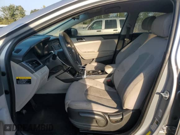 2017 Hyundai Sonata SE z VIN 5NPE24AF6HH570643, wystawiony jako Copart lot #81302935 z przebiegiem 108 167 mil mil oraz Szkoda całkowita • Salvage title. Historia ofert i sprzedaży dostępna na DreamBid. Obrazek 7.