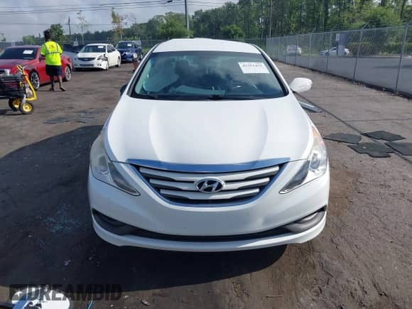 2014 Hyundai Sonata GLS z VIN 5NPEB4AC7EH826757, wystawiony jako IAAI lot #42351452 z przebiegiem 47 300 mil mil oraz . Historia ofert i sprzedaży dostępna na DreamBid. Obrazek 12.