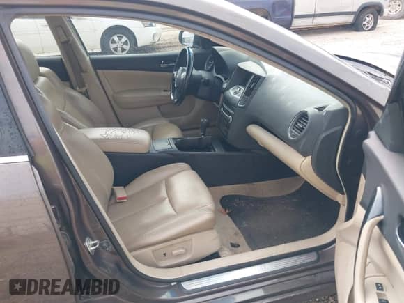 2012 Nissan Maxima SV z VIN 1N4AA5APXCC805734, wystawiony jako IAAI lot #43381722 z przebiegiem 259 941 mil mil oraz . Historia ofert i sprzedaży dostępna na DreamBid. Obrazek 5.