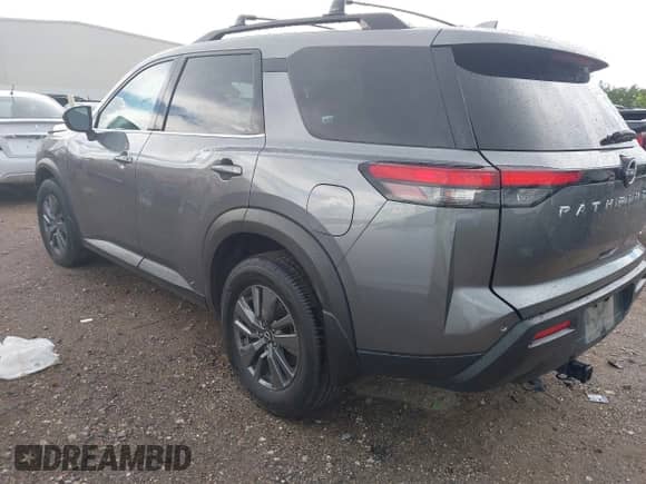 2022 Nissan Pathfinder SV z VIN 5N1DR3BA5NC258921, wystawiony jako IAAI lot #43005756 z przebiegiem 42 585 mil mil oraz . Historia ofert i sprzedaży dostępna na DreamBid. Obrazek 3.