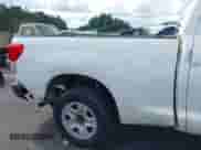 2012 Toyota Tundra z VIN 5TFRU5F10CX026554, wystawiony jako IAAI lot #43010233 z przebiegiem 221 656 mil mil oraz . Historia ofert i sprzedaży dostępna na DreamBid. Obrazek 17.