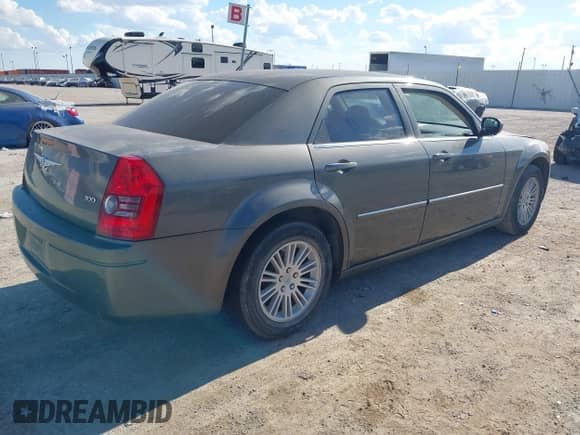 2009 Chrysler 300 LX with VIN 2C3KA43D89H505437, listed as a IAAI auction lot 43384105 with Not provided miles and . Bid and sale history available at DreamBid. Image 4.