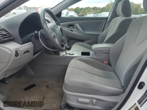 2009 Toyota Camry LE z VIN 4T1BE46KX9U806116, wystawiony jako Copart lot #85261255 z przebiegiem 196 982 mil mil oraz Czysty tytuł • Clean title. Historia ofert i sprzedaży dostępna na DreamBid. Obrazek 7.