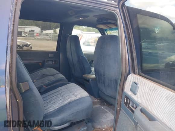 1994 Chevrolet Suburban z VIN 1GNFK16K6RJ405958, wystawiony jako IAAI lot #43126694 z przebiegiem 276 033 mil mil oraz . Historia ofert i sprzedaży dostępna na DreamBid. Obrazek 8.