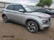2024 Hyundai Venue SEL с VIN KMHRC8A34RU323586, выставлен на аукционе Copart как лот 69750915 с пробегом 11 444 миль миль и Списание • Salvage title. История ставок и продаж доступна на DreamBid. Изображение 4.