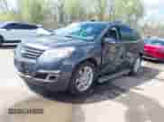 2013 Chevrolet Traverse LT z VIN 1GNKRGKD4DJ128028, wystawiony jako IAAI lot #42000318 z przebiegiem 188 812 mil mil oraz . Historia ofert i sprzedaży dostępna na DreamBid. Obrazek 2.