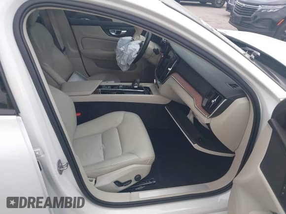 2022 Volvo S60 Momentum z VIN 7JRL12TZ5NG161962, wystawiony jako IAAI lot #42289592 z przebiegiem 62 043 mil mil oraz . Historia ofert i sprzedaży dostępna na DreamBid. Obrazek 5.