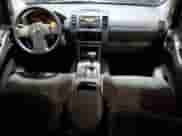 2011 Nissan Pathfinder LE z VIN 5N1AR1NB9BC619297, wystawiony jako Copart lot #89646605 z przebiegiem 175 886 mil mil oraz Szkoda całkowita • Salvage title. Historia ofert i sprzedaży dostępna na DreamBid. Obrazek 8.