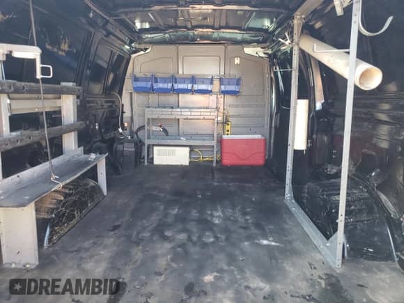 2013 Ford Econoline Cargo Commercial z VIN 1FTNE1EW8DDB19505, wystawiony jako Copart lot #61860735 z przebiegiem 300 941 mil mil oraz Czysty tytuł • Clean title. Historia ofert i sprzedaży dostępna na DreamBid. Obrazek 10.