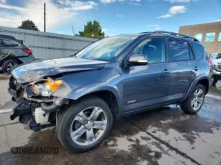 2010 Toyota RAV4 Sport z VIN JTMRK4DV3A5087637, wystawiony jako Copart lot #85744535 z przebiegiem 215 267 mil mil oraz Szkoda całkowita • Salvage title. Historia ofert i sprzedaży dostępna na DreamBid. Obrazek 1.