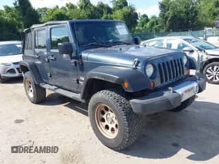 2008 Jeep Wrangler Unlimited Sahara z VIN 1J4GA59128L607591, wystawiony jako IAAI lot #42959722 z przebiegiem 129 564 mil mil oraz . Historia ofert i sprzedaży dostępna na DreamBid. Obrazek 1.