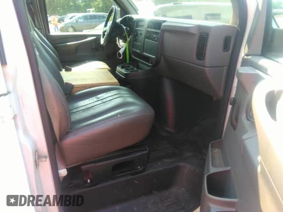 2005 Chevrolet Express Cargo z VIN 1GCFG15X451252983, wystawiony jako IAAI lot #42790611 z przebiegiem 87 741 mil mil oraz . Historia ofert i sprzedaży dostępna na DreamBid. Obrazek 5.