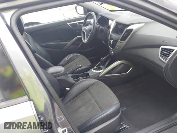 2013 Hyundai Veloster w/Black Int z VIN KMHTC6AD3DU118515, wystawiony jako IAAI lot #43223223 z przebiegiem 109 568 mil mil oraz . Historia ofert i sprzedaży dostępna na DreamBid. Obrazek 5.