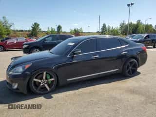 2013 Hyundai Equus Signature z VIN KMHGH4JH1DU063847, wystawiony jako Copart lot #58177565 z przebiegiem 121 715 mil mil oraz Czysty tytuł • Clean title. Historia ofert i sprzedaży dostępna na DreamBid. Obrazek 1.