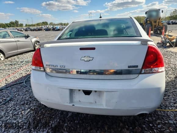 2011 Chevrolet Impala LTZ z VIN 2G1WC5EM3B1159766, wystawiony jako Copart lot #82068645 z przebiegiem 135 316 mil mil oraz Szkoda całkowita • Salvage title. Historia ofert i sprzedaży dostępna na DreamBid. Obrazek 6.