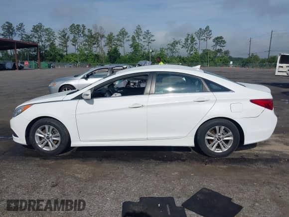 2014 Hyundai Sonata GLS z VIN 5NPEB4AC7EH826757, wystawiony jako IAAI lot #42351452 z przebiegiem 47 300 mil mil oraz . Historia ofert i sprzedaży dostępna na DreamBid. Obrazek 14.