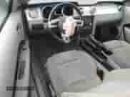 2005 Ford Mustang Deluxe z VIN 1ZVFT80N755259703, wystawiony jako Copart lot #86684285 z przebiegiem 160 486 mil mil oraz Nie do naprawy • Non repairable. Historia ofert i sprzedaży dostępna na DreamBid. Obrazek 8.