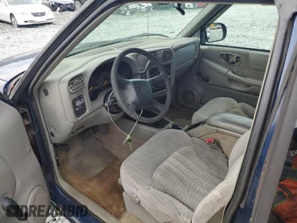 1998 Chevrolet S-10 LS z VIN 1GCCS19X4W8253961, wystawiony jako Copart lot #84641245 z przebiegiem 118 607 mil mil oraz Szkoda całkowita • Salvage title. Historia ofert i sprzedaży dostępna na DreamBid. Obrazek 8.