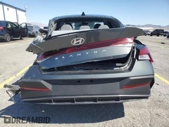 2024 Hyundai Elantra SE z VIN KMHLL4DG3RU795792, wystawiony jako Copart lot #69591345 z przebiegiem 9 347 mil mil oraz Szkoda całkowita • Salvage title. Historia ofert i sprzedaży dostępna na DreamBid. Obrazek 6.