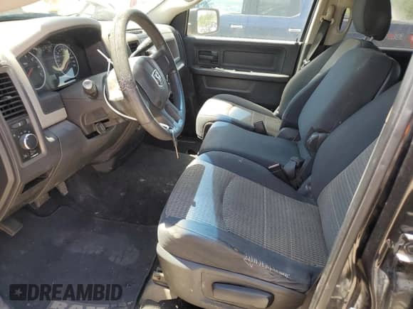 2010 Dodge 1500 ST z VIN 1D7RB1GK5AS141284, wystawiony jako Copart lot #53103935 z przebiegiem 244 913 mil mil oraz Czysty tytuł • Clean title. Historia ofert i sprzedaży dostępna na DreamBid. Obrazek 7.