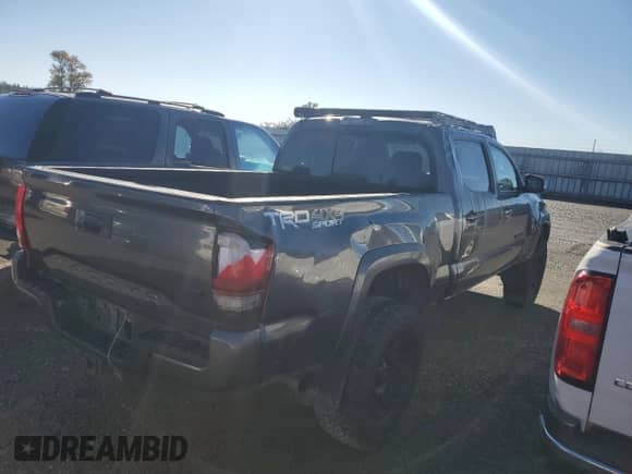 2018 Toyota Tacoma SR5 z VIN 5TFDZ5BN6JX033235, wystawiony jako Copart lot #69398295 z przebiegiem 67 122 mil mil oraz Szkoda całkowita • Salvage title. Historia ofert i sprzedaży dostępna na DreamBid. Obrazek 3.