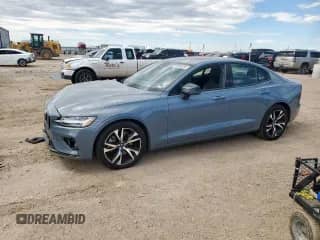 2024 Volvo S60 Core Dark Theme z VIN 7JRL12TK6RG296358, wystawiony jako Copart lot #82053485 z przebiegiem 43 569 mil mil oraz Szkoda całkowita • Salvage title. Historia ofert i sprzedaży dostępna na DreamBid. Obrazek 1.