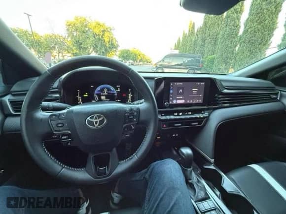 2025 Toyota Camry LE z VIN 4T1DAACK7SU086710, wystawiony jako Copart lot #90877725 z przebiegiem 11 361 mil mil oraz Szkoda całkowita • Salvage title. Historia ofert i sprzedaży dostępna na DreamBid. Obrazek 7.