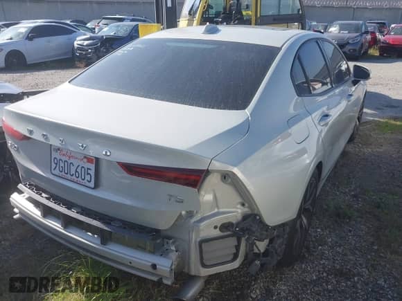 2020 Volvo S60 Momentum with VIN 7JR102FK9LG051857, listed as a IAAI auction lot 43172953 with 84,606 mi miles and . Bid and sale history available at DreamBid. Image 4.