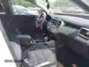 2017 Kia Sorento EX z VIN 5XYPHDA52HG321827, wystawiony jako IAAI lot #42747294 z przebiegiem 106 737 mil mil oraz . Historia ofert i sprzedaży dostępna na DreamBid. Obrazek 5.