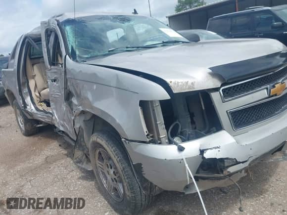 2007 Chevrolet Avalanche LTZ z VIN 3GNEC120X7G116612, wystawiony jako IAAI lot #42276574 z przebiegiem Nie podano mil oraz . Historia ofert i sprzedaży dostępna na DreamBid. Obrazek 14.