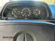 1985 Mercedes-Benz 500 z VIN WDBCA44D7FA152776, wystawiony jako Copart lot #90896815 z przebiegiem 214 799 mil mil oraz Czysty tytuł • Clean title. Historia ofert i sprzedaży dostępna na DreamBid. Obrazek 8.