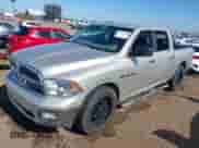 2009 Dodge 1500 Sport z VIN 1D3HB13T69J505466, wystawiony jako IAAI lot #42278465 z przebiegiem 228 700 mil mil oraz . Historia ofert i sprzedaży dostępna na DreamBid. Obrazek 2.