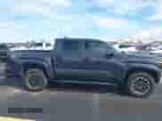 2024 Toyota Tacoma SR5 z VIN 3TYKB5FN6RT007410, wystawiony jako IAAI lot #43205199 z przebiegiem 26 768 mil mil oraz . Historia ofert i sprzedaży dostępna na DreamBid. Obrazek 14.