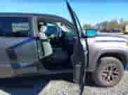 2021 Toyota Tacoma SR5 z VIN 3TMDZ5BN4MM106371, wystawiony jako IAAI lot #43451030 z przebiegiem 47 236 mil mil oraz . Historia ofert i sprzedaży dostępna na DreamBid. Obrazek 5.