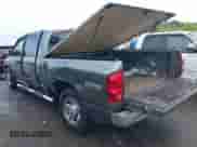 2007 Dodge 1500 SLT z VIN 3D7KR19D57G736423, wystawiony jako IAAI lot #42145607 z przebiegiem 298 274 mil mil oraz . Historia ofert i sprzedaży dostępna na DreamBid. Obrazek 3.