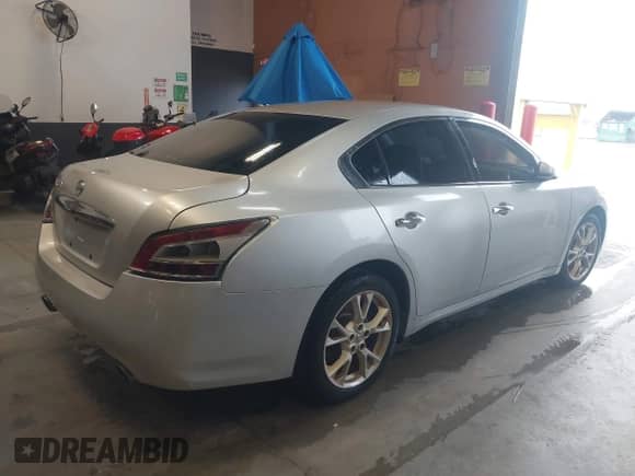 2014 Nissan Maxima S z VIN 1N4AA5AP8EC442319, wystawiony jako IAAI lot #42947282 z przebiegiem 116 708 mil mil oraz . Historia ofert i sprzedaży dostępna na DreamBid. Obrazek 4.