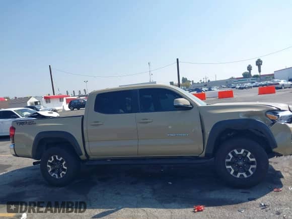 2018 Toyota Tacoma SR5 с VIN 3TMAZ5CN4JM063700, выставлен на аукционе IAAI как лот 43373418 с пробегом 174 942 миль миль и . История ставок и продаж доступна на DreamBid. Изображение 13.