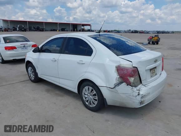 2014 Chevrolet Sonic LS z VIN 1G1JA5SH6E4223041, wystawiony jako IAAI lot #43092778 z przebiegiem 226 312 mil mil oraz . Historia ofert i sprzedaży dostępna na DreamBid. Obrazek 3.