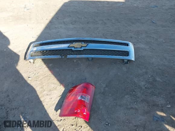 2012 Chevrolet Silverado 1500 LT z VIN 1GCPKSE71CF165597, wystawiony jako IAAI lot #43403597 z przebiegiem 182 867 mil mil oraz . Historia ofert i sprzedaży dostępna na DreamBid. Obrazek 12.