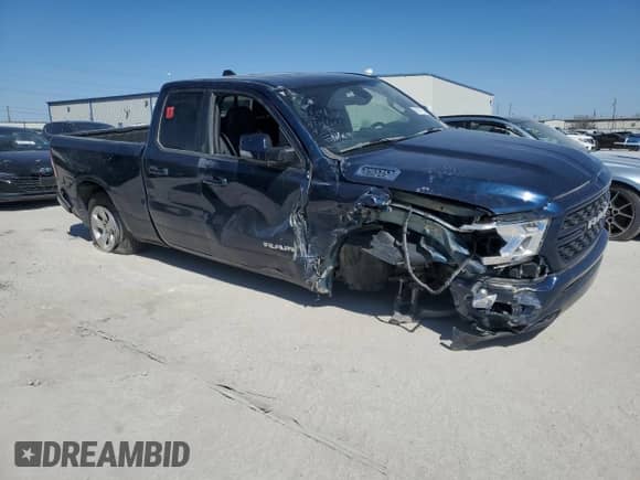 2022 Ram 1500 Lone Star z VIN 1C6RREBT6NN187330, wystawiony jako Copart lot #46941135 z przebiegiem 80 181 mil mil oraz Czysty tytuł • Clean title. Historia ofert i sprzedaży dostępna na DreamBid. Obrazek 4.