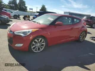 2012 Hyundai Veloster w/Black Int z VIN KMHTC6AD8CU076244, wystawiony jako Copart lot #82572615 z przebiegiem 180 435 mil mil oraz Czysty tytuł • Clean title. Historia ofert i sprzedaży dostępna na DreamBid. Obrazek 1.
