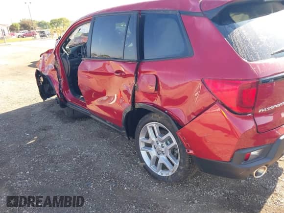 2025 Honda Passport EX-L with VIN 5FNYF8H56SB001075, listed as a IAAI auction lot 42262450 with Not provided miles and . Bid and sale history available at DreamBid. Image 6.