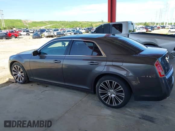 2013 Chrysler 300 S z VIN 2C3CCABG3DH561643, wystawiony jako IAAI lot #42641476 z przebiegiem 220 674 mil mil oraz . Historia ofert i sprzedaży dostępna na DreamBid. Obrazek 15.