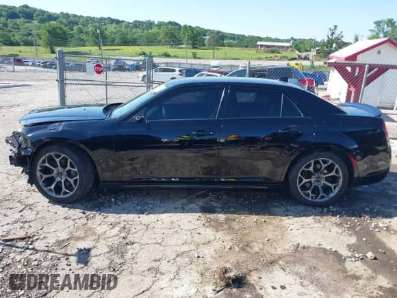 2018 Chrysler 300 S с VIN 2C3CCABG0JH151524, выставлен на аукционе IAAI как лот 42281889 с пробегом 183 425 миль миль и . История ставок и продаж доступна на DreamBid. Изображение 15.