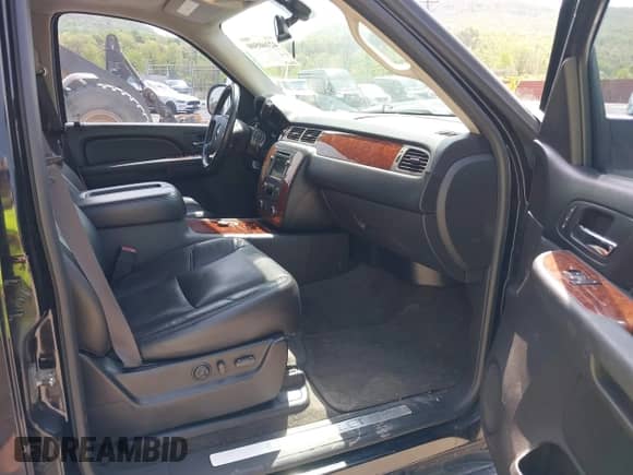 2009 Chevrolet Suburban LTZ z VIN 1GNFK36349R294901, wystawiony jako IAAI lot #42160500 z przebiegiem 178 800 mil mil oraz . Historia ofert i sprzedaży dostępna na DreamBid. Obrazek 5.