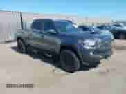 2020 Toyota Tacoma SR5 z VIN 3TMBZ5DN9LM025501, wystawiony jako IAAI lot #42680028 z przebiegiem 109 404 mil mil oraz . Historia ofert i sprzedaży dostępna na DreamBid. Obrazek 1.