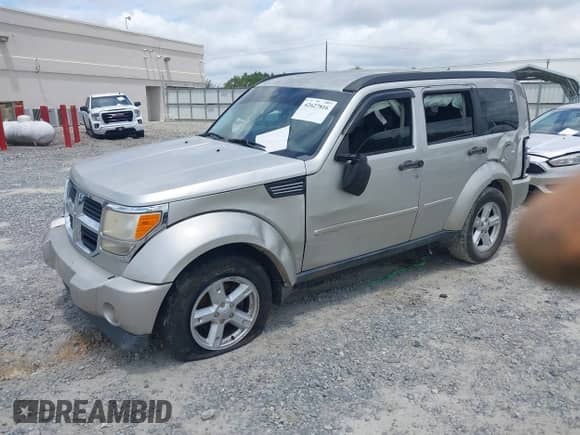 2009 Dodge Nitro SE z VIN 1D8GT28K79W532123, wystawiony jako IAAI lot #42627816 z przebiegiem 227 864 mil mil oraz . Historia ofert i sprzedaży dostępna na DreamBid. Obrazek 2.