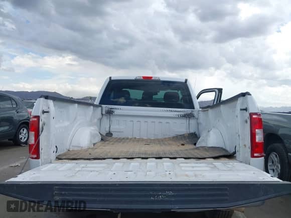 2018 Ford F-150 XL z VIN 1FTMF1CB2JKC55032, wystawiony jako IAAI lot #42788757 z przebiegiem 107 335 mil mil oraz . Historia ofert i sprzedaży dostępna na DreamBid. Obrazek 8.